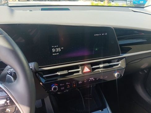 Used 2023 Kia Niro EX FWD image 3