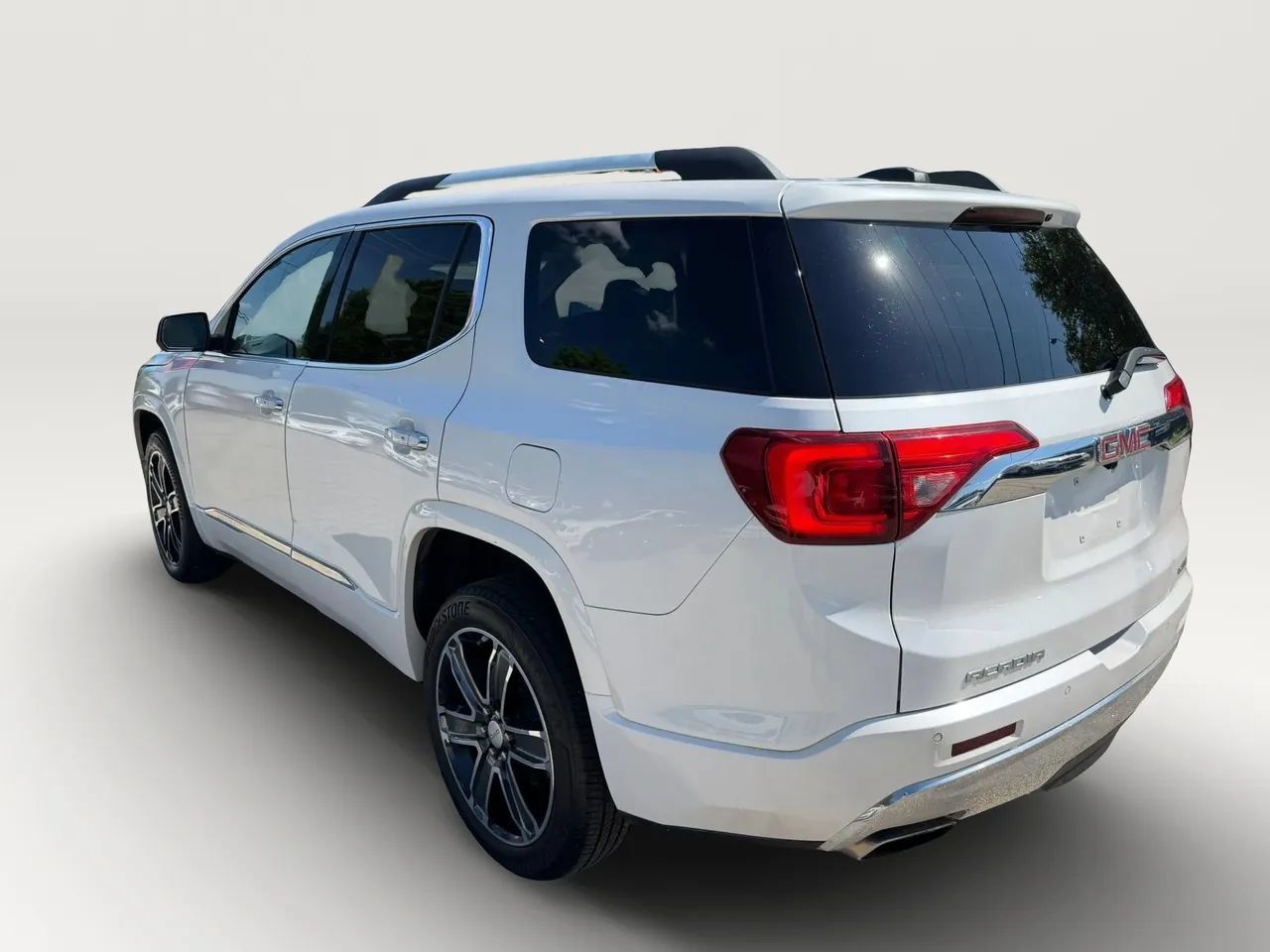 Used 2017 GMC Acadia Denali w/ Technology Package AWD/4WD image 5