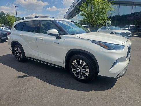Used 2021 Toyota Highlander XLE AWD/4WD image 3