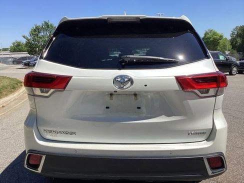Used 2018 Toyota Highlander Limited FWD image 3