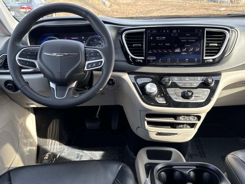Used 2022 Chrysler Pacifica Touring-L image 8