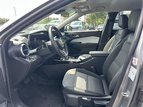 Used 2025 Chevrolet Trax LT w/ LT Convenience Package FWD image 16