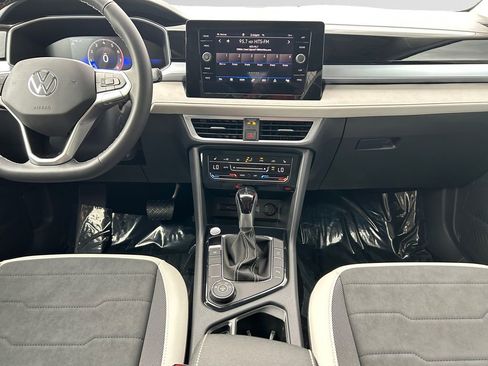 New 2025 Volkswagen Taos SE image 10