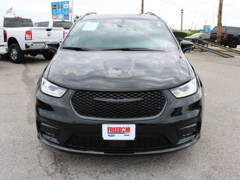 Used 2025 Chrysler Pacifica Limited FWD image 2