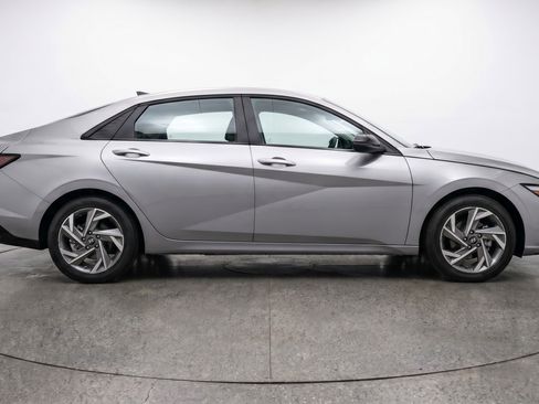 Used 2025 Hyundai Elantra Limited FWD image 11