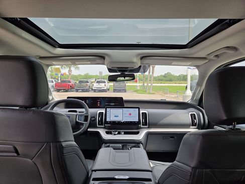 Used 2025 Ford Expedition Active AWD/4WD image 24