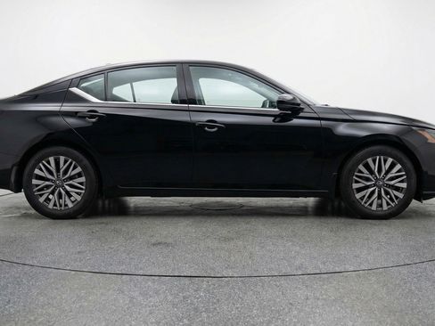Used 2025 Nissan Altima 2.5 SV FWD image 11