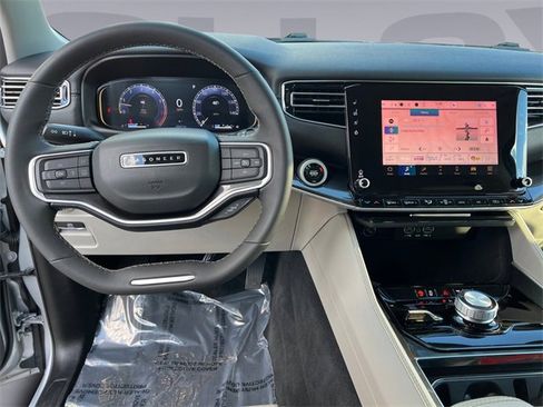 Used 2024 Jeep Wagoneer Base image 12