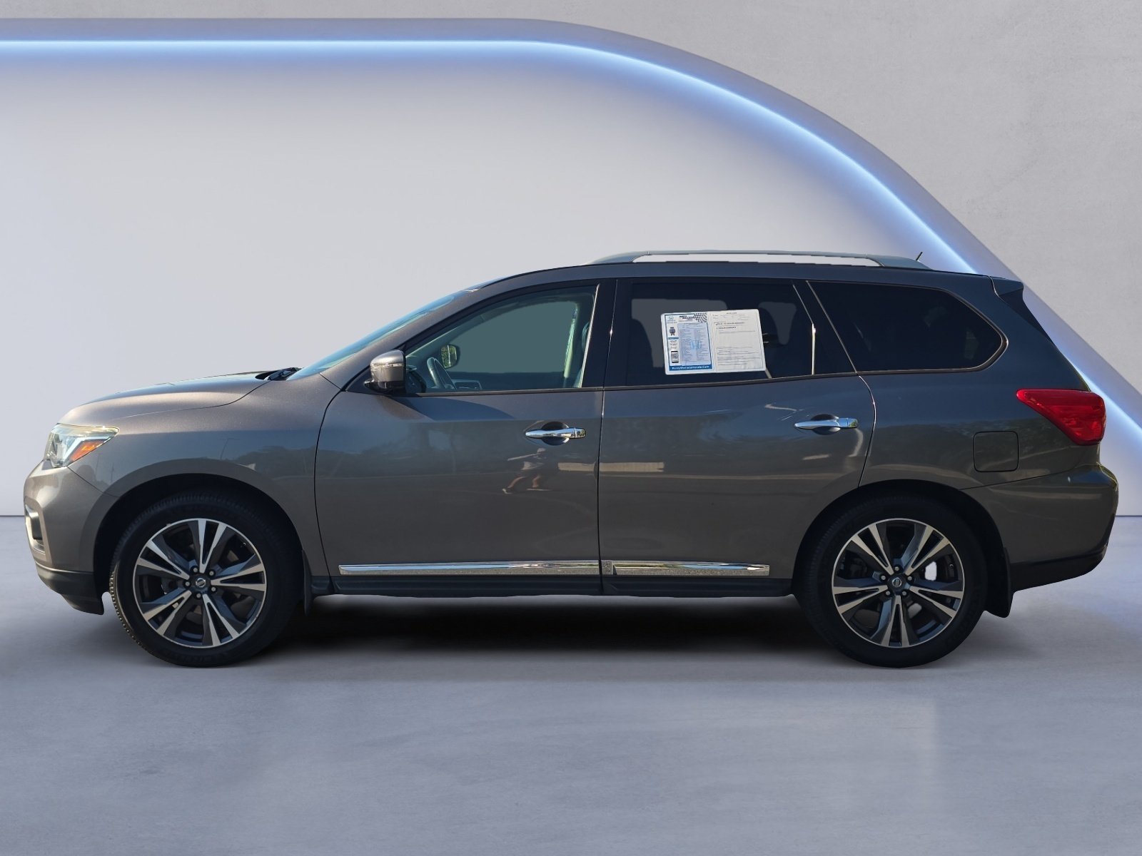Used 2017 Nissan Pathfinder Platinum FWD image 2