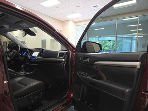 Used 2019 Toyota Highlander XLE AWD/4WD image 30