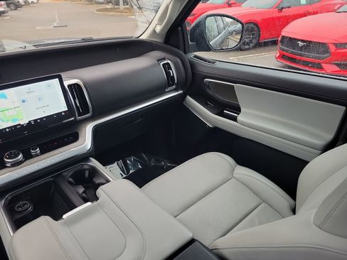 Used 2025 Ford Expedition Max Platinum image 13