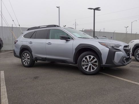 Certified 2025 Subaru Outback Premium image 4