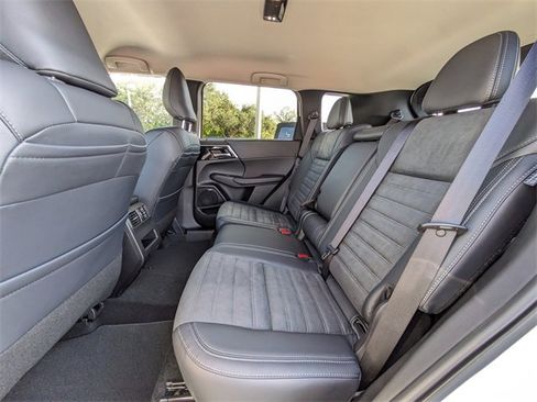 New 2025 Mitsubishi Outlander SE image 15