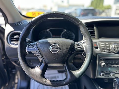 Used 2018 Nissan Pathfinder SL FWD image 11