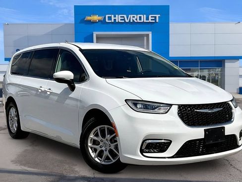 Used 2023 Chrysler Pacifica Touring-L FWD image 2