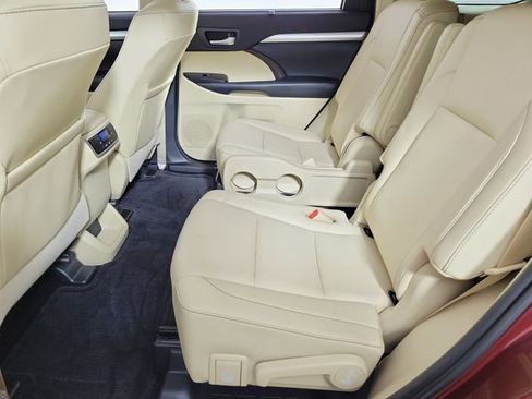 Used 2019 Toyota Highlander XLE FWD image 12