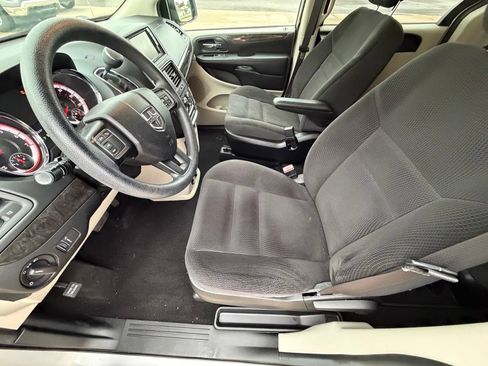 Used 2018 Dodge Grand Caravan SE w/ UConnect Hands-Free Group FWD image 10