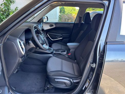 Used 2025 Kia Soul LX w/ LX Technology Package FWD image 24