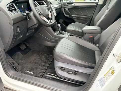 Used 2022 Volkswagen Tiguan SE w/ Panoramic Sunroof Package FWD image 9