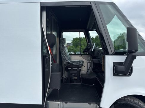 Used 2024 Chevrolet Brightdrop 400 w/ Commercial Equipment Package AWD/4WD image 23