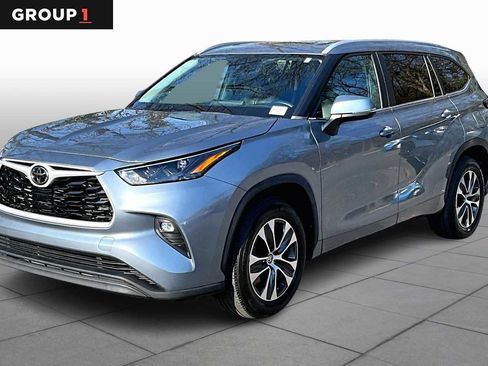 Certified 2023 Toyota Highlander XLE image 1