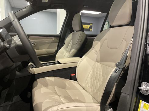 Used 2025 Volvo XC90 B5 Plus image 18