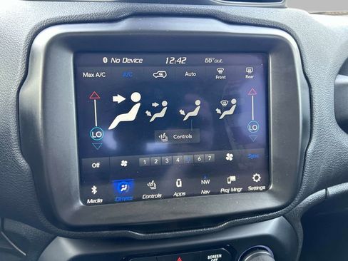 Certified 2023 Jeep Renegade Latitude w/ Premium Group AWD/4WD image 27