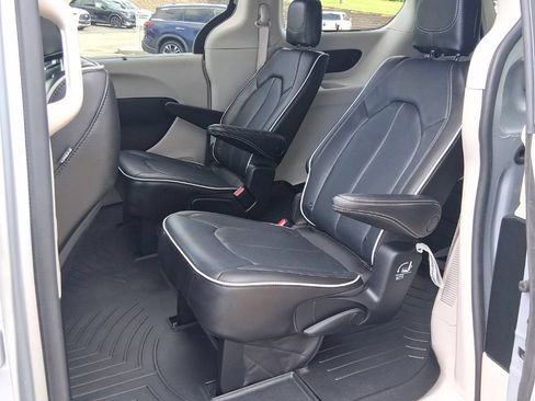 Used 2022 Chrysler Pacifica Limited AWD/4WD image 26