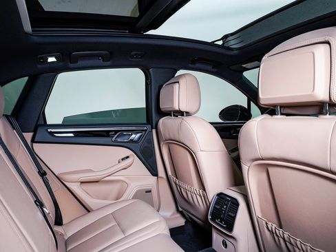 Certified 2025 Porsche Macan image 16