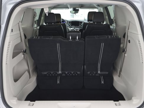 Used 2024 Chrysler Pacifica Touring-L image 27