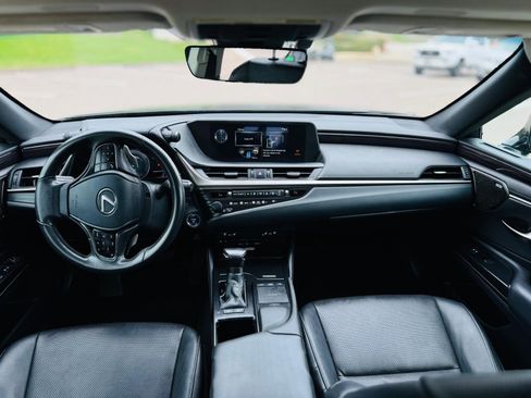 Used 2019 Lexus ES 300h w/ Premium Package image 11