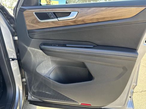 Used 2025 Volkswagen Atlas SE image 38