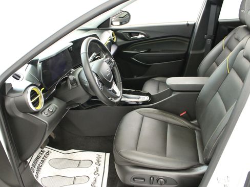 Used 2024 Chevrolet Trax ACTIV w/ Sunroof Package FWD image 24