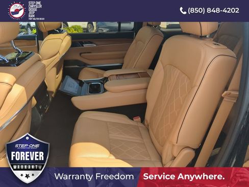Used 2023 Jeep Grand Wagoneer Series III AWD/4WD image 30