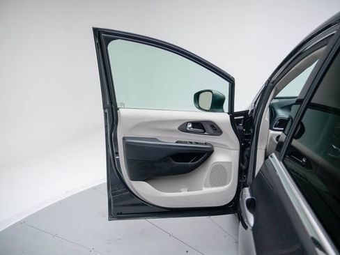 Used 2023 Chrysler Pacifica Touring-L FWD image 22