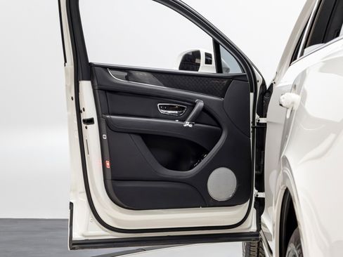 Used 2020 Bentley Bentayga Design Series image 47