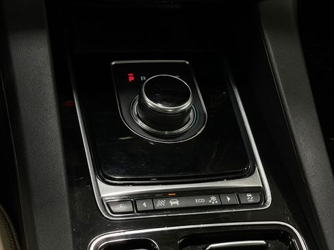 Used 2020 Jaguar F-PACE Premium image 30