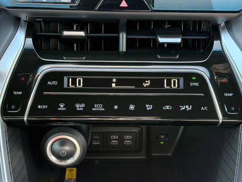 Used 2024 Toyota Venza XLE AWD/4WD image 15