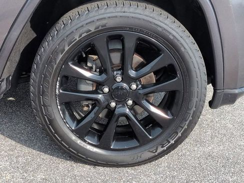Used 2017 Jeep Grand Cherokee Altitude AWD/4WD image 8