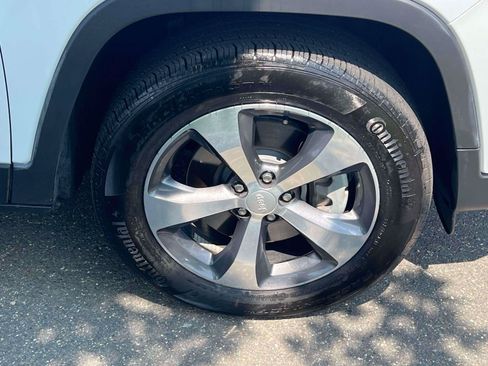 Used 2019 Jeep Cherokee Limited AWD/4WD image 6