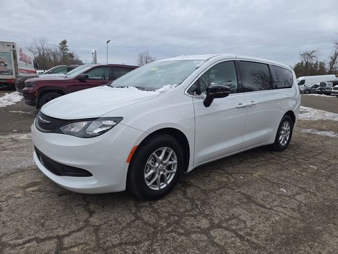 New 2026 Chrysler Pacifica Select w/ S Appearance Package AWD/4WD image 9