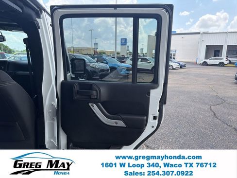 Used 2015 Jeep Wrangler Unlimited Rubicon w/ Connectivity Group AWD/4WD image 23