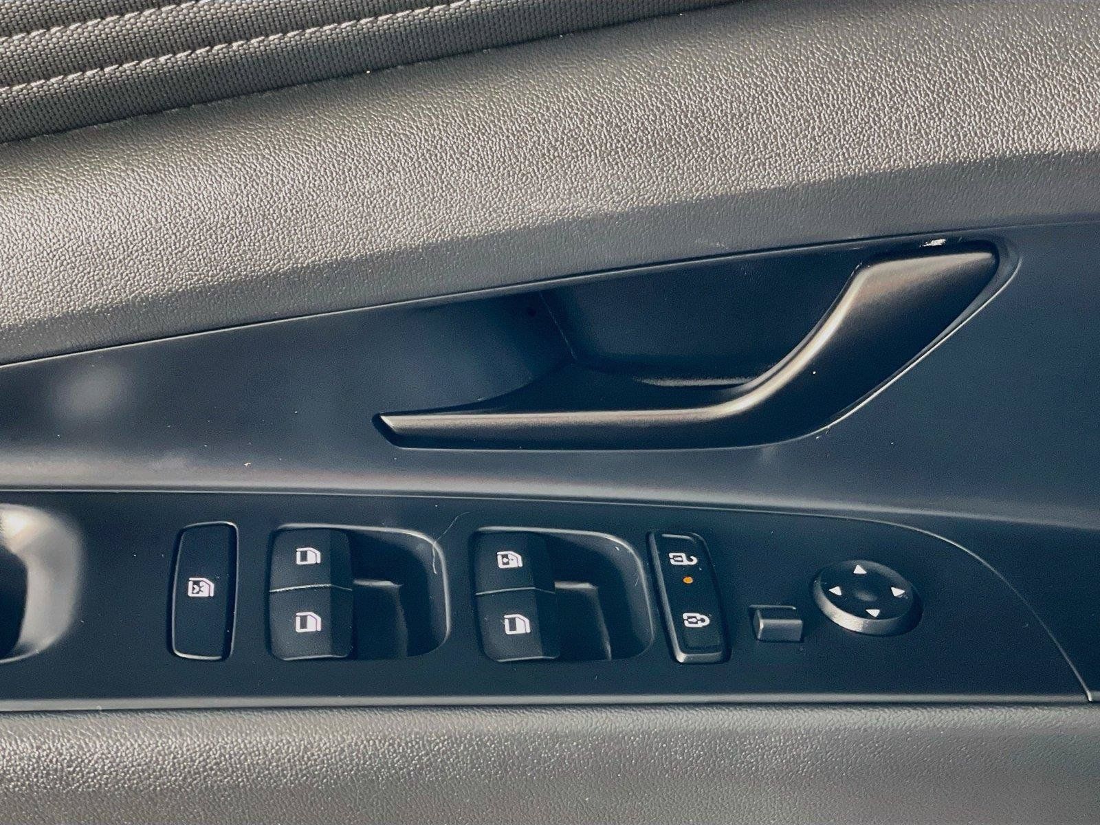 Certified 2025 Hyundai Elantra SEL FWD image 22