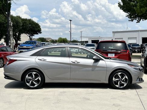 Used 2023 Hyundai Elantra Limited FWD image 3