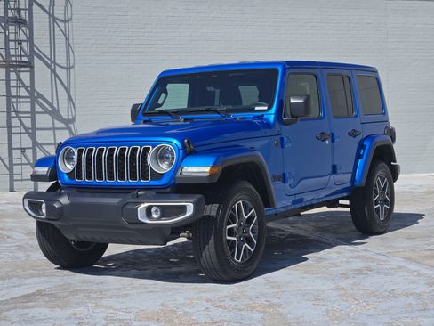 Used 2025 Jeep Wrangler Unlimited Sahara AWD/4WD image 4