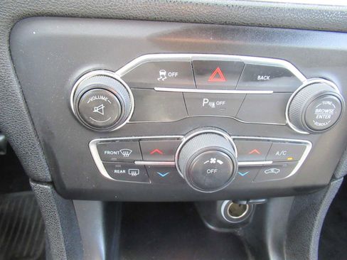 Used 2015 Dodge Charger SE w/ Sport Appearance Group image 22