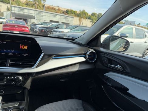 Used 2025 Chevrolet Trax LT w/ LT Convenience Package image 33