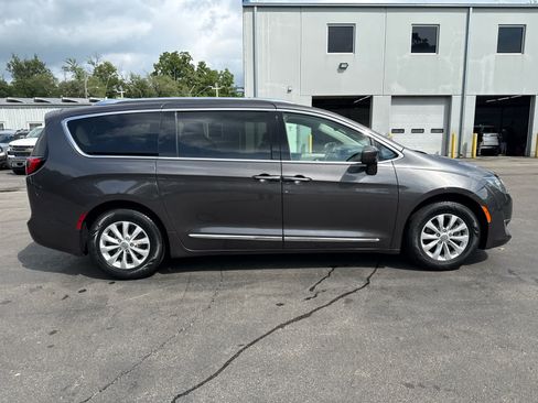 Used 2018 Chrysler Pacifica Touring-L Plus FWD image 2