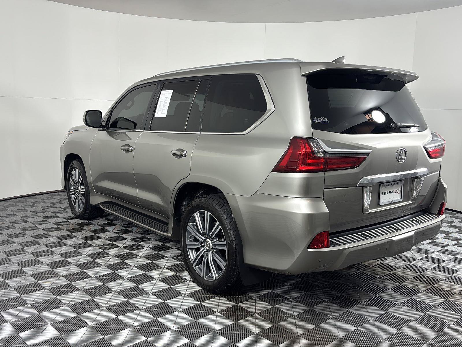 Used 2016 Lexus LX 570 4WD w/ Luxury Package image 6