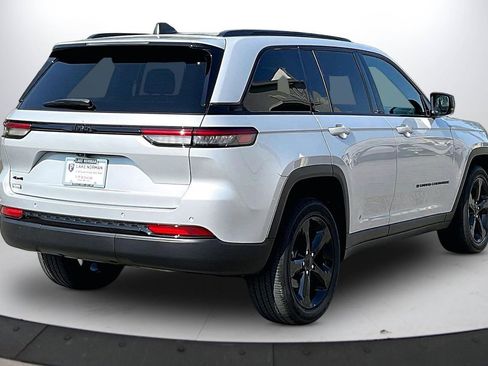 Certified 2023 Jeep Grand Cherokee Altitude AWD/4WD image 9